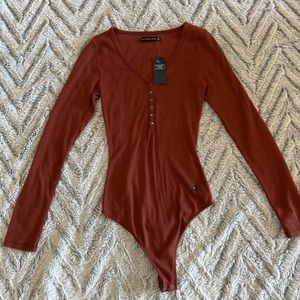 NWT Abercrombie and Fitch Bodysuit v-neck button up burnt orange/red medium